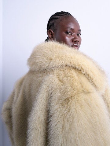 Geacă de iarnă 'BEA' de la TOPSHOP pe galben