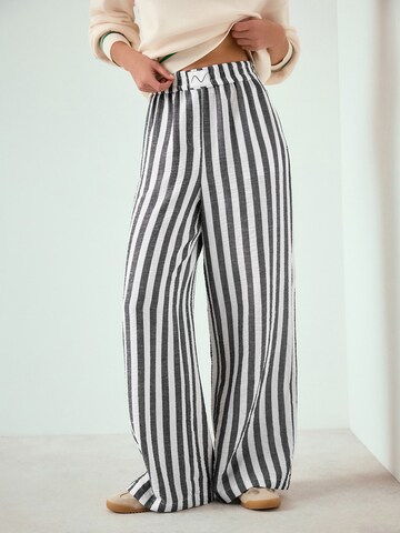 Next Широкий Штаны в Серый: спереди