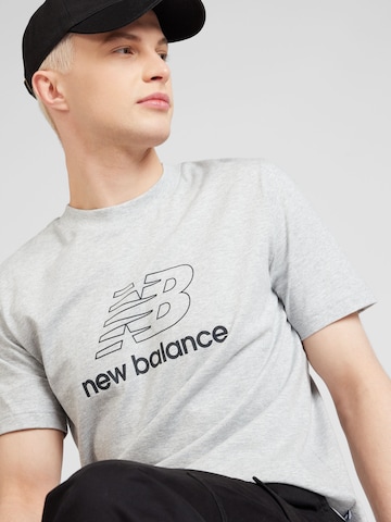 Tricou de la new balance pe gri