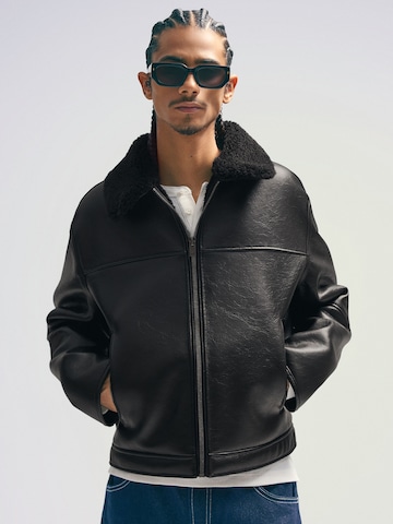 Bershka Overgangsjakke i sort: forside