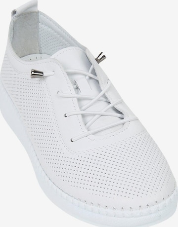 Baskets basses 'Trainer' Desa en blanc : devant