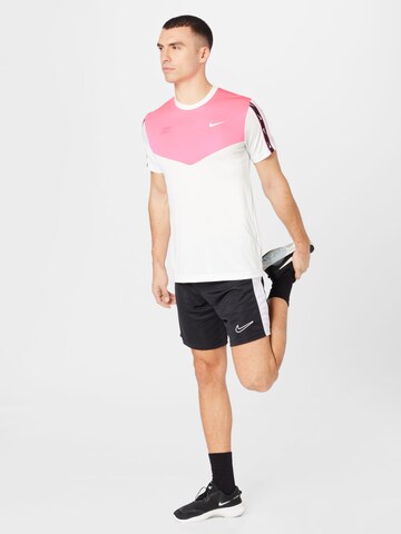 T-Shirt 'Repeat' Nike Sportswear en blanc