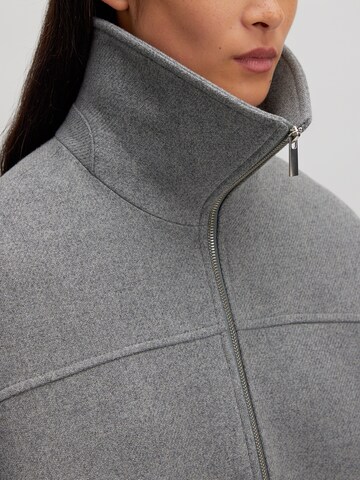 Giacca di mezza stagione 'Brodey' di EDITED in grigio