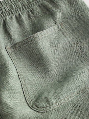 Next Regular Shorts in Grün