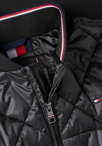 TOMMY HILFIGER Prehodna jakna | črna barva