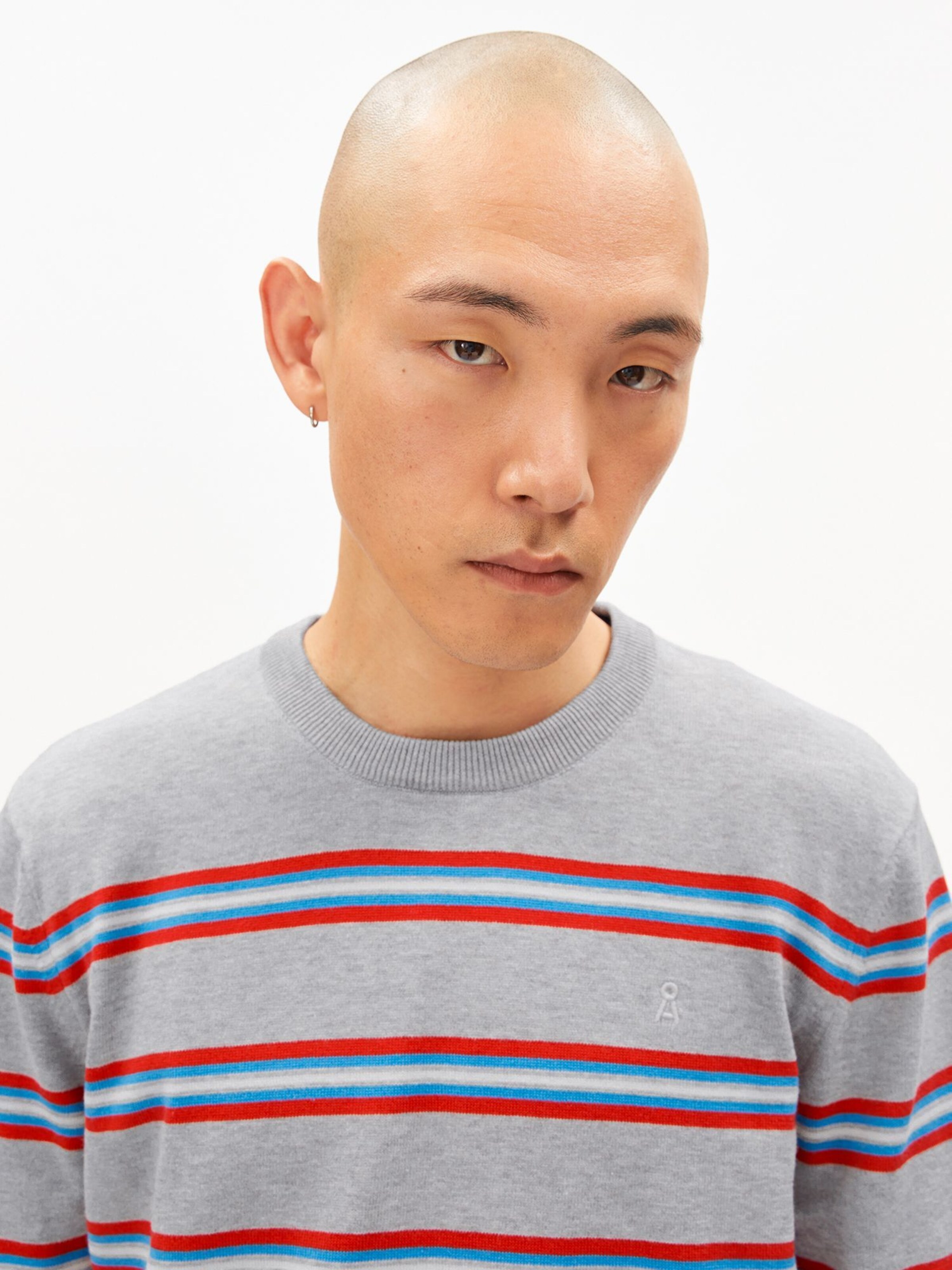 ARMEDANGELS LOUKAA FINE STRIPE in Grau: Vorderseite