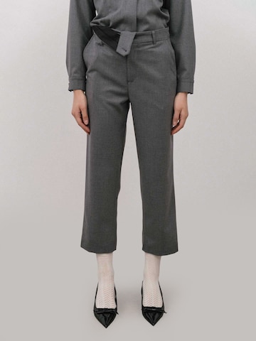 4TAILORS Loosefit Housut värissä harmaa: etupuoli