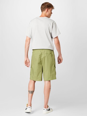 Loosefit Pantaloni cu buzunare de la Nike Sportswear pe verde