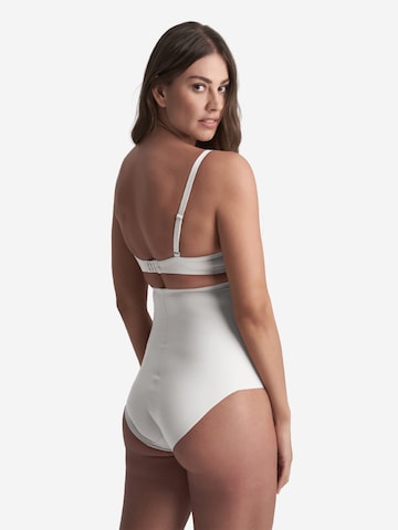 Bye Bra - Braga moldeadora 'Sculpting High Waist Brief' en blanco