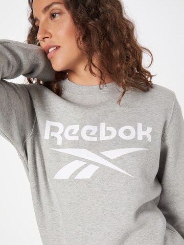 Sweat-shirt Reebok en gris