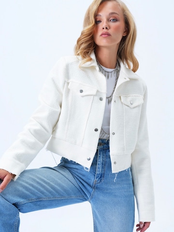 Trend Alaçatı Stili Φθινοπωρινό και ανοιξιάτικο μπουφάν σε μπεζ