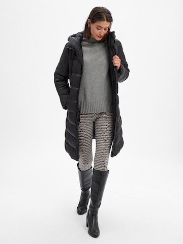 Manteau d’hiver Marc Cain en noir : devant