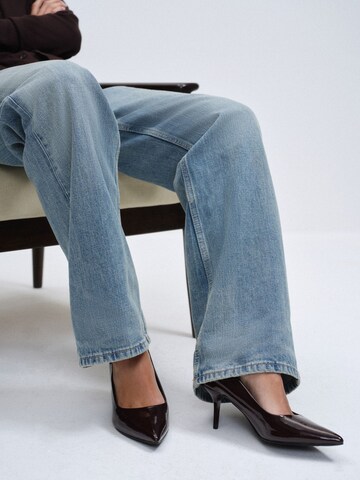 The Set Pumps in Rot