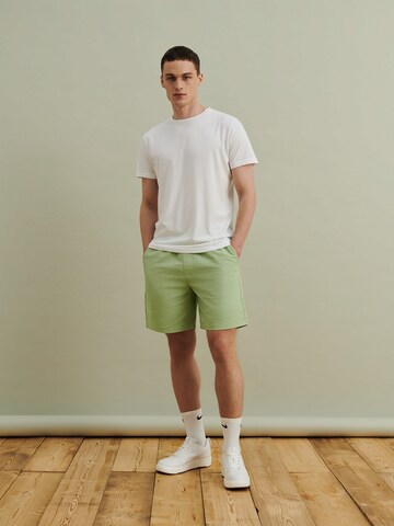 DAN FOX APPAREL Loosefit Shorts 'Charlie' in Grün