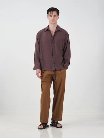 Fit confort Chemise Giesto en marron : devant