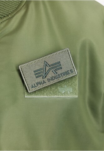 ALPHA INDUSTRIES Välikausitakki 'MA-1 VF' värissä vihreä