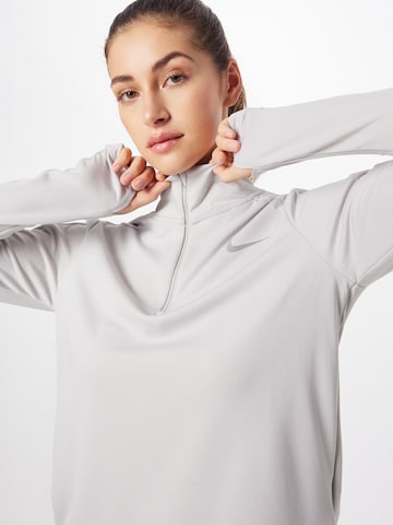 NIKE - Camiseta funcional 'PACER' en gris
