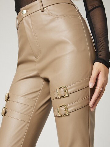 Regular Pantalon 'Ella' Hoermanseder x About You en beige