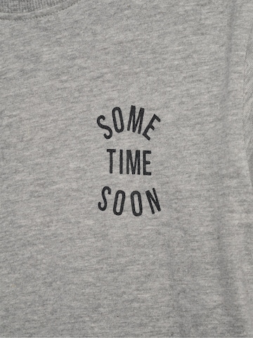 SOMETIME SOON T-shirt 'Revolution' i grå