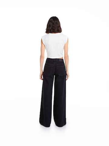 Bershka Wide Leg Jeans in Schwarz