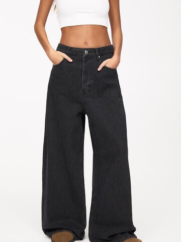 Pull&Bear Wide leg Jeans in Black: front