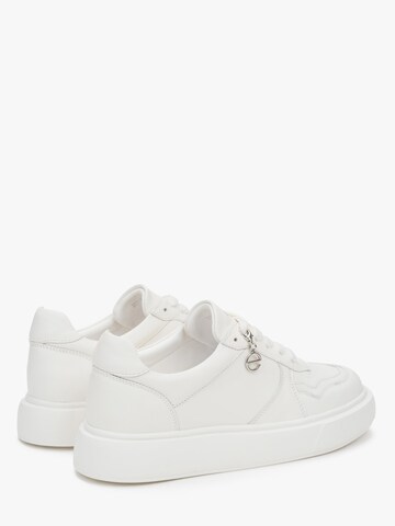 Sneaker bassa '201-2202-37' di Estro in bianco