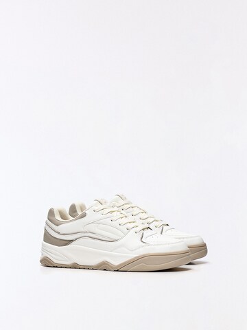 Bershka Rövid szárú sportcipők 'BAMBA STREET' - fehér