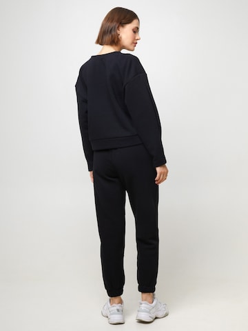 WHITE RVBBIT Tapered Hose in Schwarz