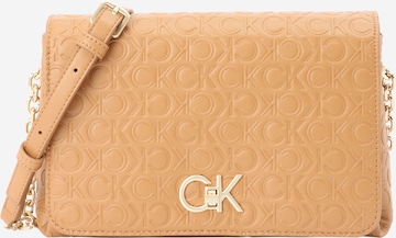 Borsa a tracolla 'Re-Lock' di Calvin Klein in marrone: frontale