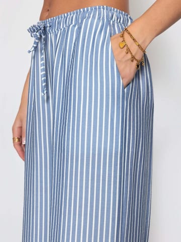 SASSYCLASSY Loosefit Byxa i blå