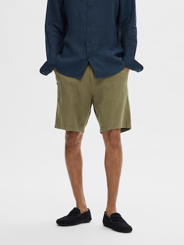 SELECTED HOMME Regularen Chino hlače 'Brody' | zelena barva: sprednja stran