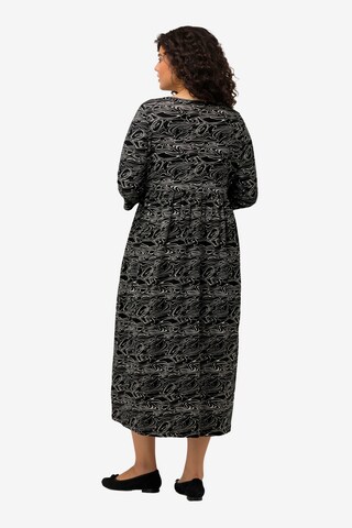 Robe d’été Ulla Popken en noir : devant