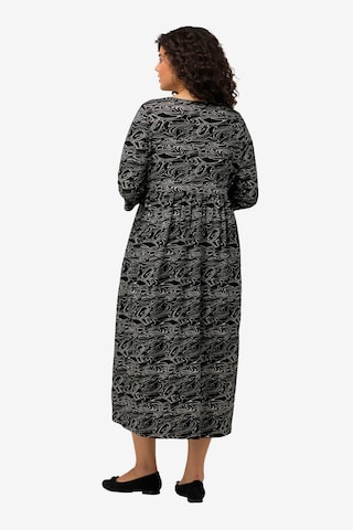 Robe d’été Ulla Popken en noir : devant