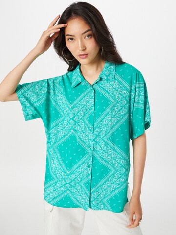 ABOUT YOU x Antonia Blouse 'Fergie' in Groen: voorkant