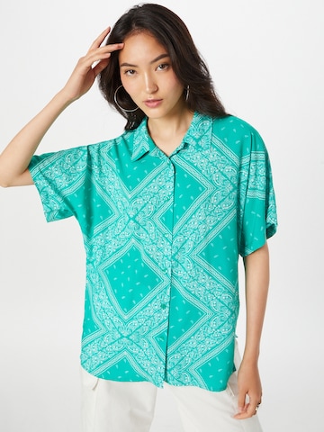 ABOUT YOU x Antonia Blouse 'Fergie' in Groen: voorkant