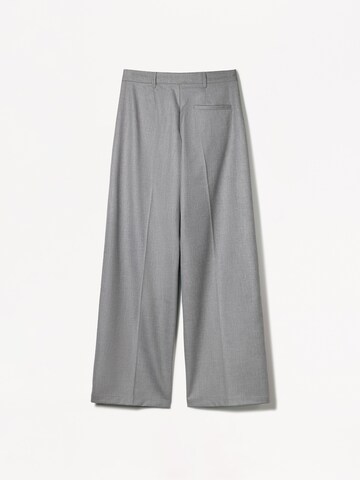 Bershka Bő szár Élére vasalt nadrágok - szürke