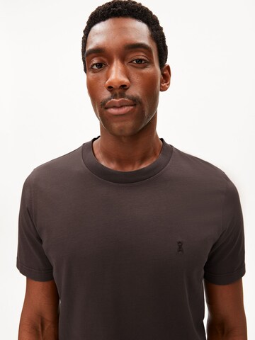 ARMEDANGELS T-Shirt JAAMES in Braun: Vorderseite