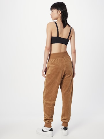 Nike Sportswear - Tapered Pantalón plisado en marrón