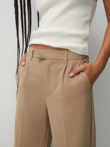 regular Pantaloni con piega frontale di Pull&Bear in marrone