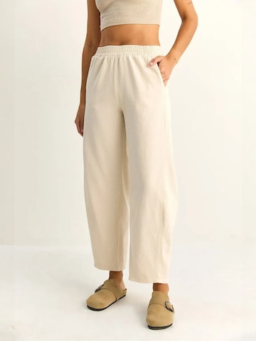 Bianco Lucci Trousers in White: front