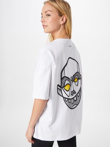 Tricou 'HAPPY MASK' de la Goldgarn pe alb: față