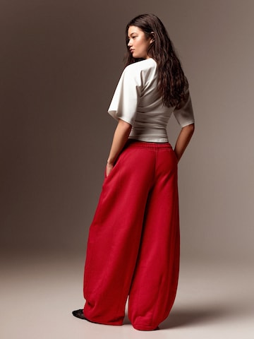 Bershka Wide leg Trousers in Red: back