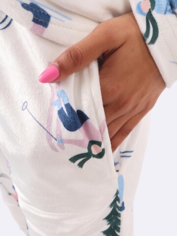 COZEE Pyjamas 'Skiers Velvet Pyjamas' i vit