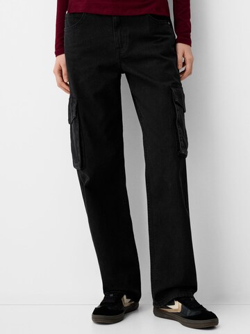 Bershka Regular Карго дънки в черно: отпред