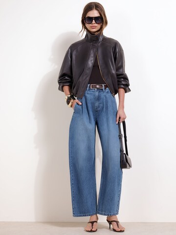 Barrel Jeans con pieghe di Friends Like These in blu