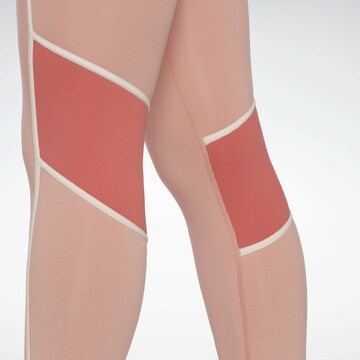 Skinny Pantaloni sportivi di Reebok in rosso