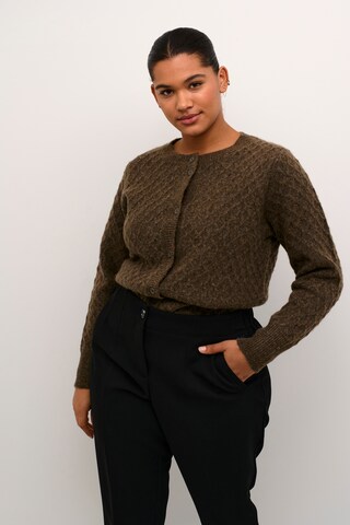 KAFFE CURVE Strickjacke 'Selmi' in Braun: Vorderseite