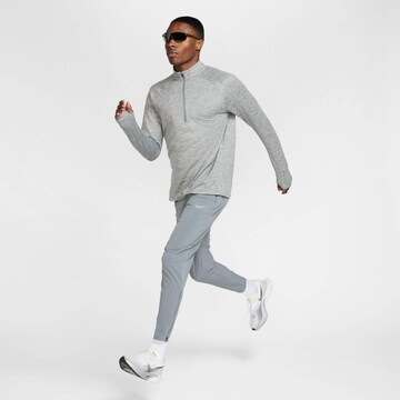 NIKE Funktionsshirt 'Stride' in Grau