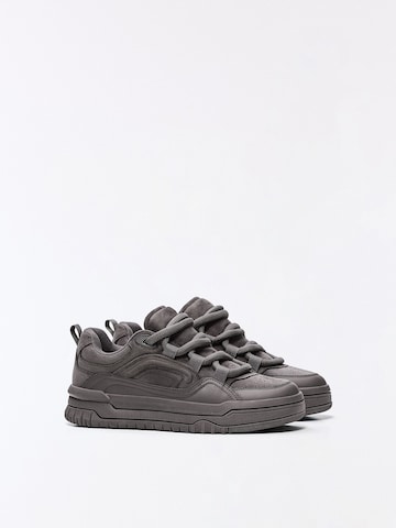 Bershka Sneakers in Grey