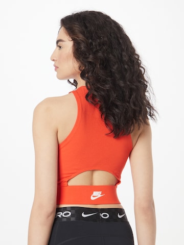 Top de la Nike Sportswear pe roșu